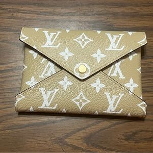 New Louis Vuitton Monogram
Giant Kirigami Pochette Insert in
Beige